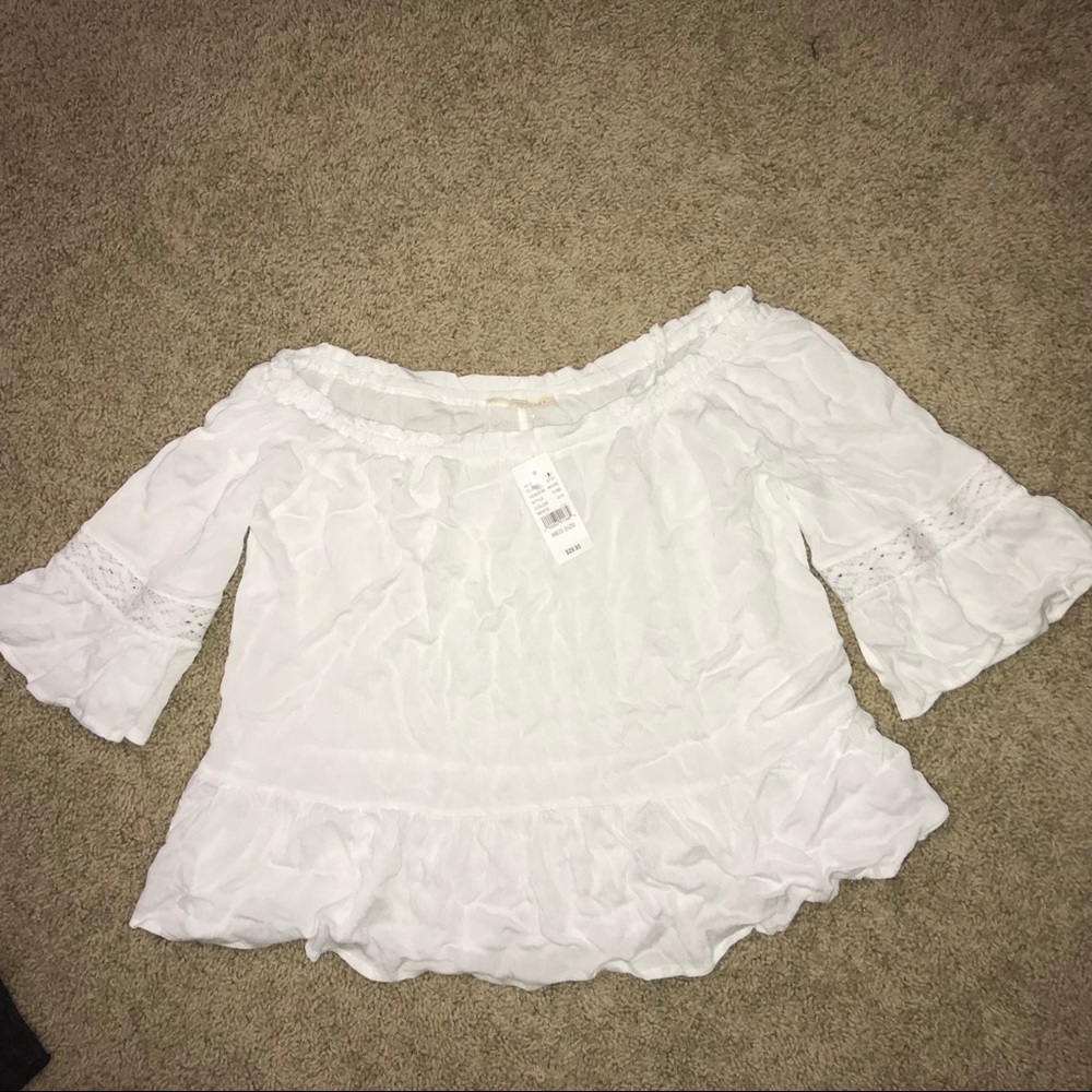 • White flowing off the shoulder top 🖤 •